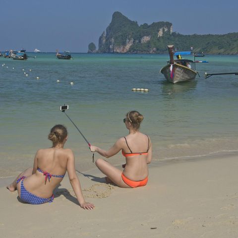 Im Autofokus: Touristinnen im Januar 2015 auf der thailändischen Insel Ko Phi Phi