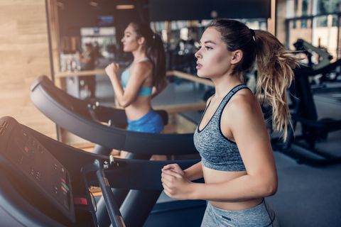 Zwei Frauen auf dem Laufband: Ist diese Trainingsmethode der nächste große Fitnesstrend aus den USA?