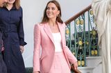 Zu einem besonders wichtigen Treffen für ihr Mental Health Projekt beweist Kate einmal mehr, dass sie eine wahre Stilkönigin ist. Der rosafarbene Anzug von Alexander McQueen lässt sie feminin und stark zugleich wirken. Dazu trägt sie ihr schönstes Accessoire: ihr strahlendes Lächeln.