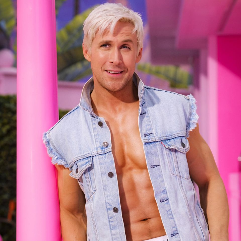 Bis der neue "Barbie"-Film im Juli 2023 in die Kinos kommt, dauert es zwar noch eine Weile, das Studio Warner Bros. versüßt uns aber die Wartezeit schon mal mit einem ersten Blick auf Ryan Gosling, der die Rolle des "Ken" übernommen hat. Wir können es kaum abwarten!