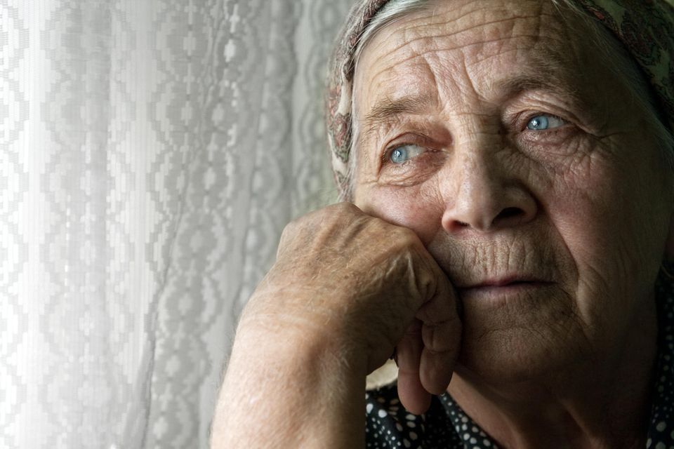 Traurige alte Frau: Damit hadern Menschen am Ende ihres Lebens am meisten