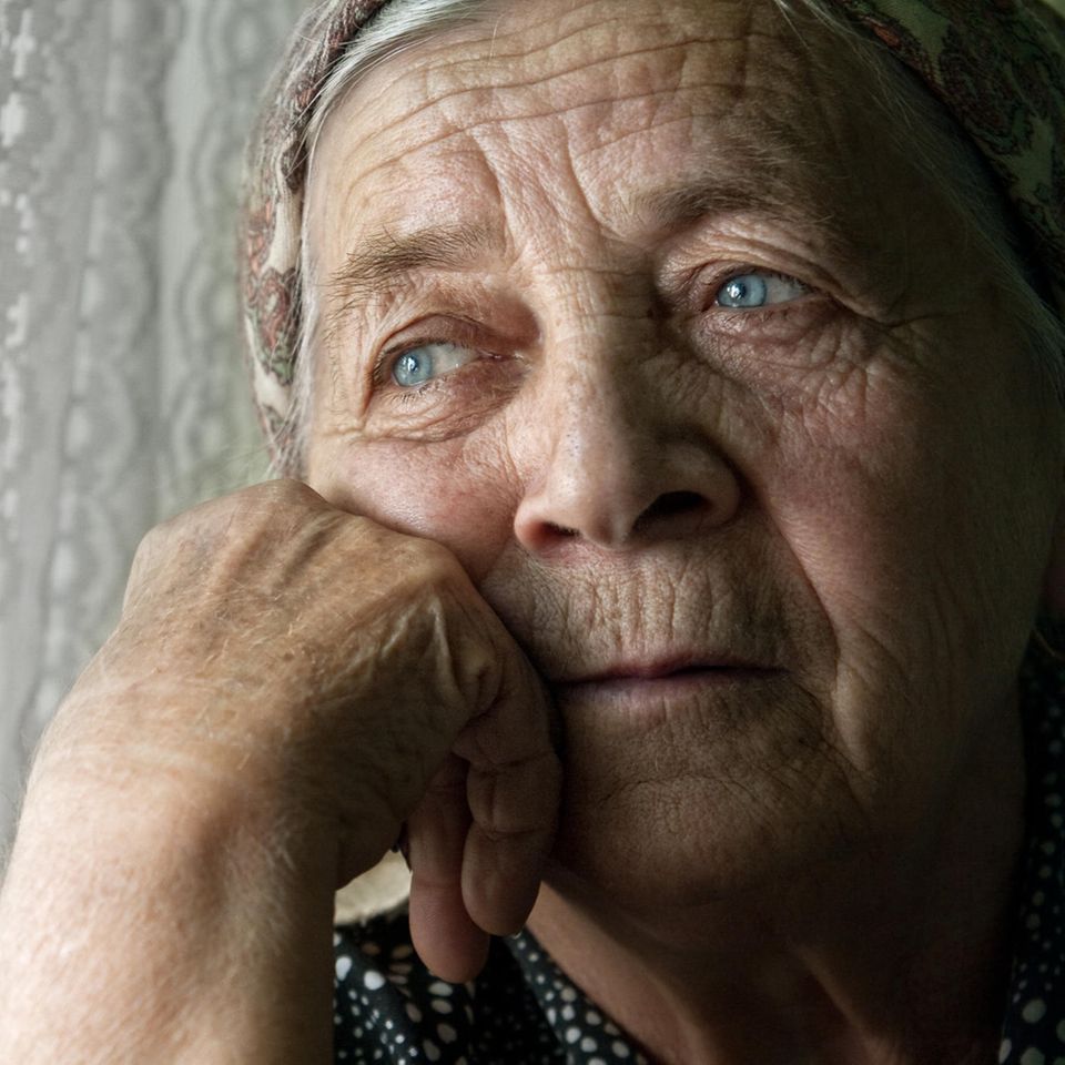 Traurige alte Frau: Damit hadern Menschen am Ende ihres Lebens am meisten