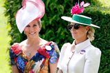 Gräfin Sophie lässt sich von dem bunten Treiben in Ascot inspirieren und wählt am Ladys Day ein florales Kleid mit V-Ausschnitt von Suzannah. Dazu kombiniert sie einen Statement-Hut mit pinkfarbener Borte – ein ungewöhnlich extrovertierter Look für Sophie. 