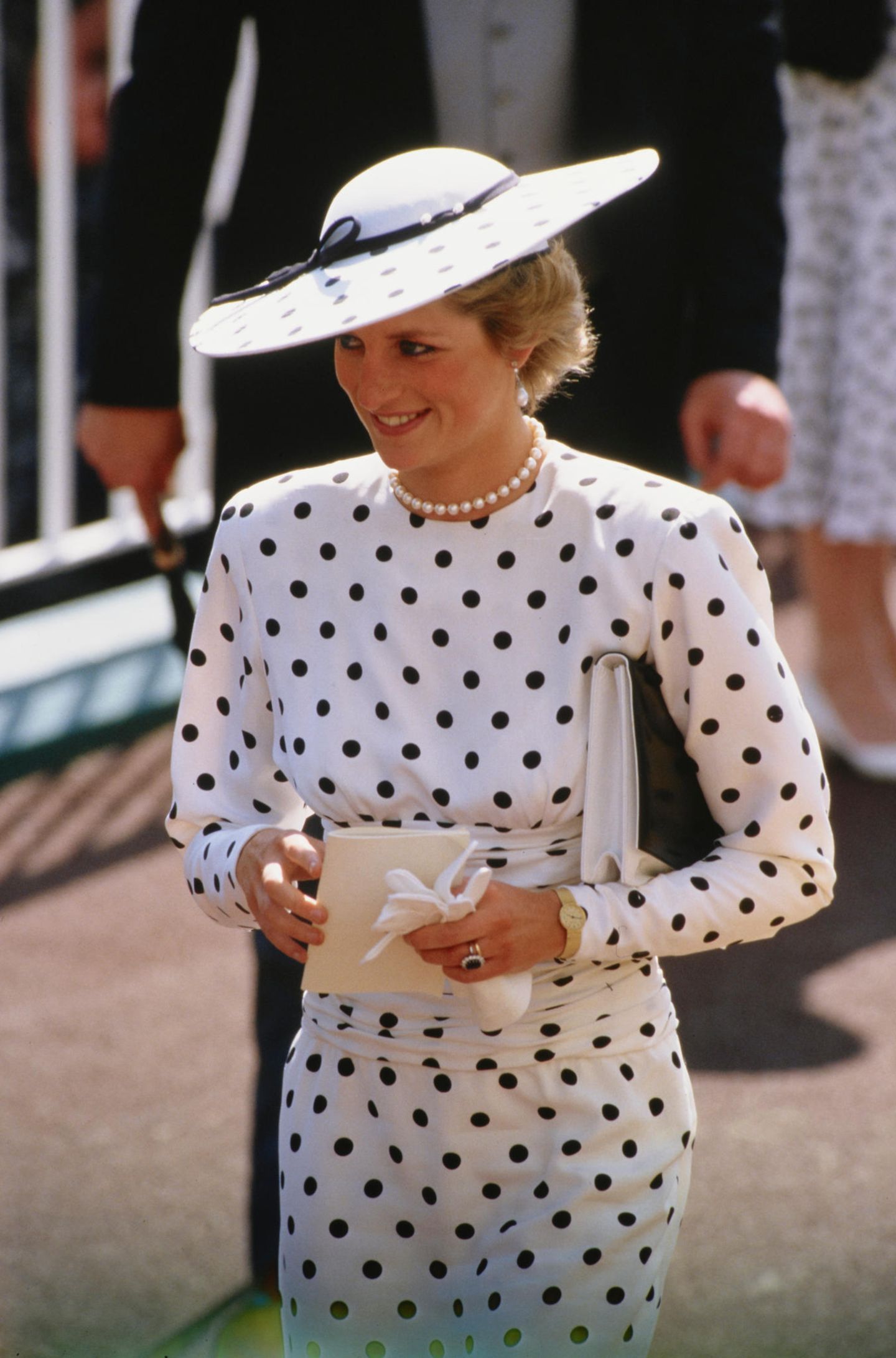 Vom Pünktchenkleid bis zu den Perlenohrringen: Catherines Schwiegermutter Lady Diana trägt beim Royal Ascot 1988 einen fast eins-zu-eins-identischen Look. Und liefert ein hinreißendes Stilvorbild für Kates Outfit. 