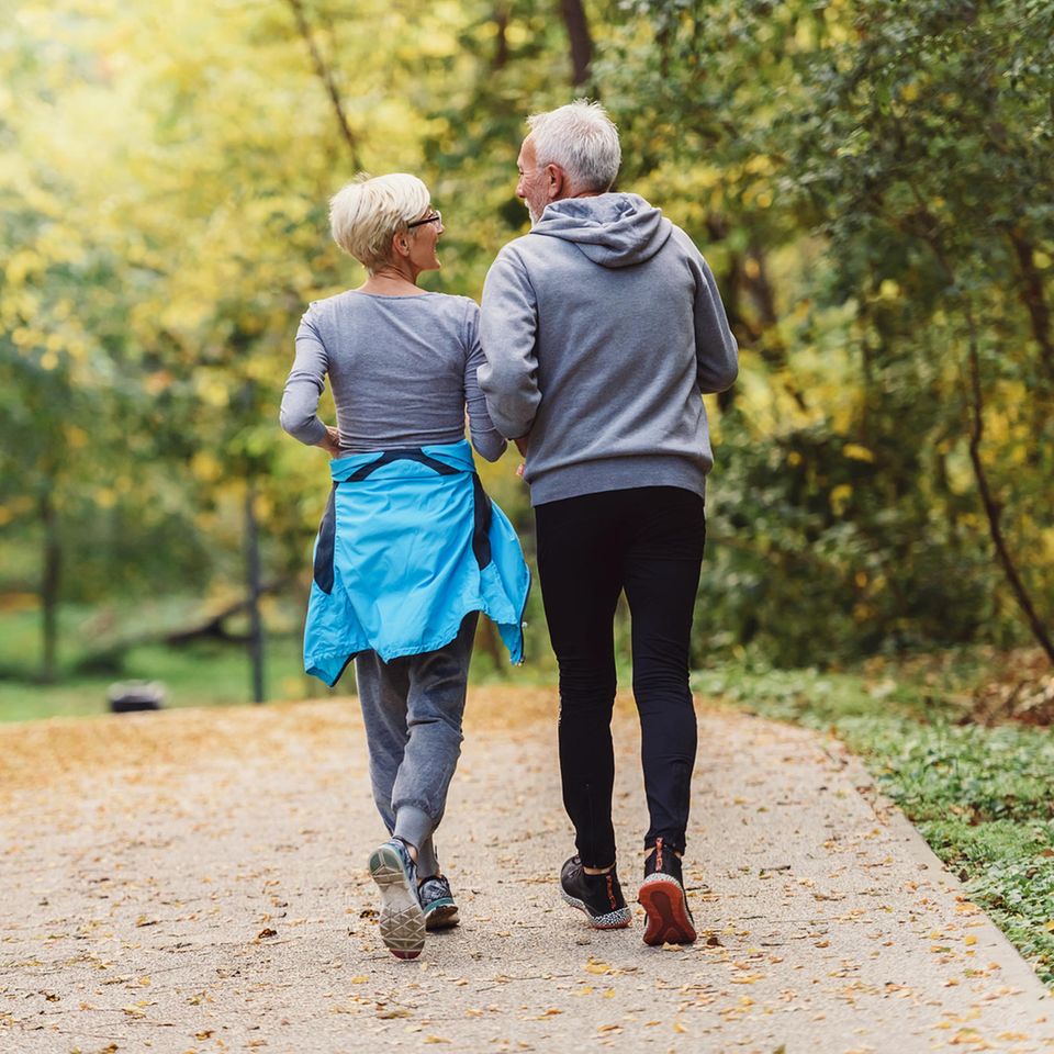 Abnehmen ab 60: Älteres Paar beim Walken