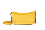 Auch wenn das Wetter in manchen Teilen Deutschlands noch nicht so mitspielt, sorgt die knallige Bag von Jérôme Dreyfuss direkt für das ultimative Sommer-Feeling. Mit ihrem zeitlosem Design, hochwertigen Materialien und ihrer Guten-Laune-Farbe hat die Tasche mein Herz im Nu erobert. Von Jérôme Dreyfuss, ca. 440 Euro.   Hannah, Mode- und Beauty-Redakteurin
