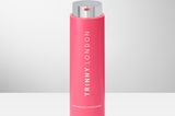 Trinny London gehört zu meinen absoluten Lieblingsbrands, wenn es im Skincare geht. Umso gespannter war ich also auf den neuen Moisturizer. Und ich wurde nicht enttäuscht: Dank Niacinamide sorgt die Creme für einen wunderbaren Glow und schenkt meiner trockenen Haut Feuchtigkeit. Von Trinny London, ca. 52 Euro.  Hannah, Mode- und Beauty-Redakteurin