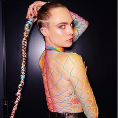 Cara Delevingne lässt sich von ihrem Team als starke Pride Queen stylen und teilt die sexy Fotos mit der Botschaft "Be Proud" auf Instagram. Wir lieben den XL-Flechtzopf mit den Farbdetails. 