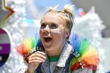 Jojo Siwa ist vor allem bei der jungen Generation ein absoluter Superstar. Sie ist YouTuberin, Reality-TV-Star und Sängerin, und liebt es, bunte und knallige Beauty-Looks zu kreieren. Im Jahr 2021 hatte sie ihr Coming-out und setzt sich seitdem immer wieder für die Queer-Community ein. Bei der Hollywood Pride Parade begeistert Jojo mit einem Perlen- und Flaggen-Look. Sie benutzt dabei nicht nur die Regenbogenflagge, sondern auch die trans- und die Pansexual-Gay-Pride-Flagge. 