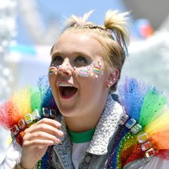 Jojo Siwa ist vor allem bei der jungen Generation ein absoluter Superstar. Sie ist YouTuberin, Reality-TV-Star und Sängerin, und liebt es, bunte und knallige Beauty-Looks zu kreieren. Im Jahr 2021 hatte sie ihr Coming-out und setzt sich seitdem immer wieder für die Queer-Community ein. Bei der Hollywood Pride Parade begeistert Jojo mit einem Perlen- und Flaggen-Look. Sie benutzt dabei nicht nur die Regenbogenflagge, sondern auch die trans- und die Pansexual-Gay-Pride-Flagge. 