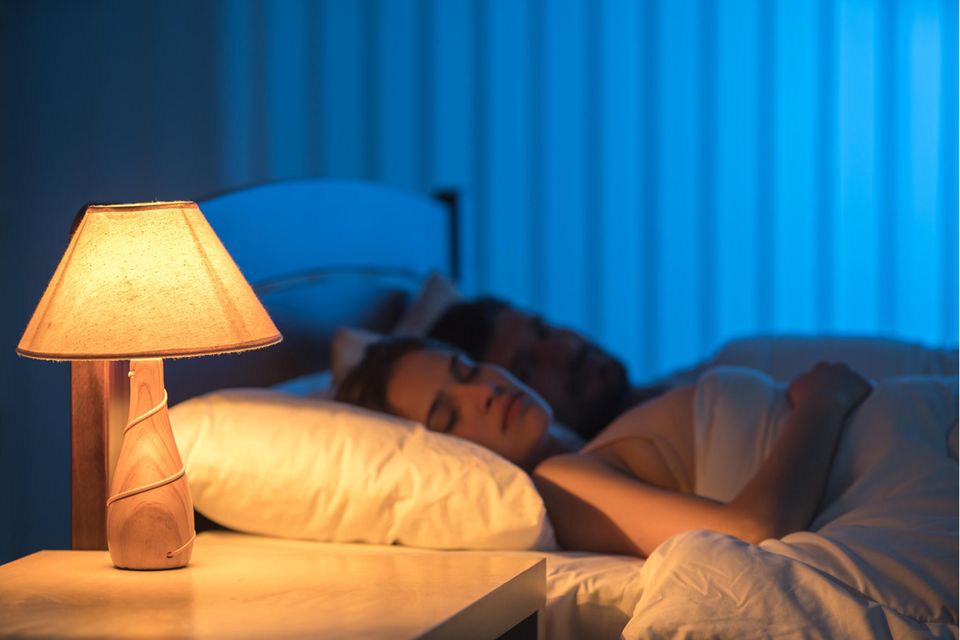 Warum das Schlafen mit Licht deiner Gesundheit schaden kann
