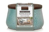 Die Duftkerzen von Yankee Candle machen jedes Haus und jede Wohnung zu einem ganz besonders heimeligen Ort. Jetzt können wir uns auch draußen von ihnen betören lassen – von der Yankee Candle Outdoor Collection. Die Kerzen sehen nicht nur wirklich toll aus, bei Düften wie Fresh Rain oder Ocean Hibiscus wird uns doch direkt warm ums Herz.      Yankee Candle Outdoor Collection Duftkerzen für je 22 €