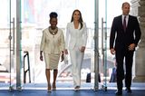 Herzogin Catherine und Prinz William enthüllen das Nationale Windrush-Denkmal in London. Dafür hat sich die Dreifach-Mama einen weißen Anzug von Alexander McQueen ausgesucht, den sie zusammen mit ebenfalls weißen Pumps und einer weißen Tasche von Mulberry abrundet. 