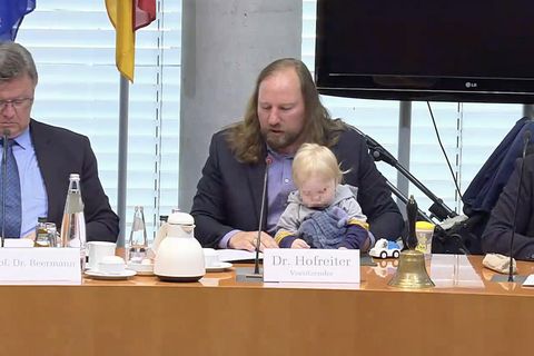 21. Juni 2022 - Anton Hofreiter bringt sein Kind mit zur Arbeit
