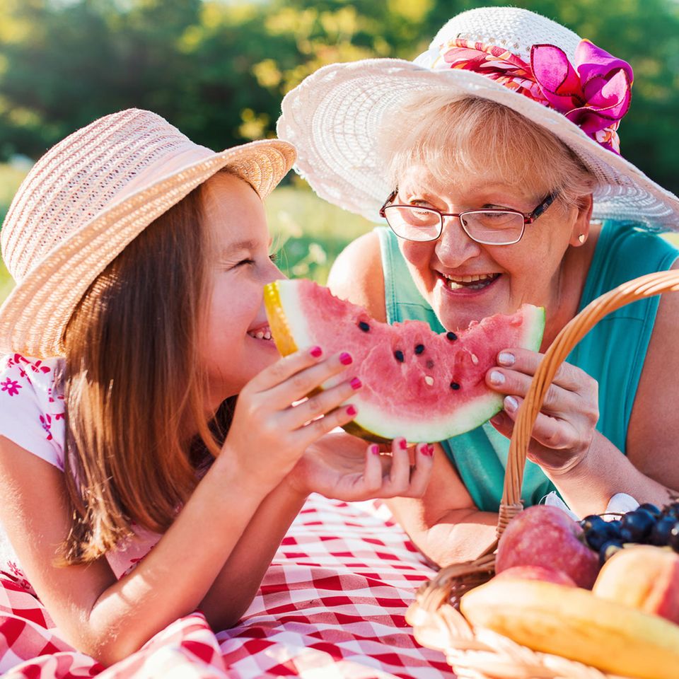Coolness mit Tradition: Oma teilt sich mit Enkelin eine Melone