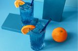 Nichts schreit mehr nach Sommer als bunte Cocktails, die die blaue Farbe des Meeres oder Pools haben. Blue Curacao Liqueur von De Kuyper, 11 Euro.