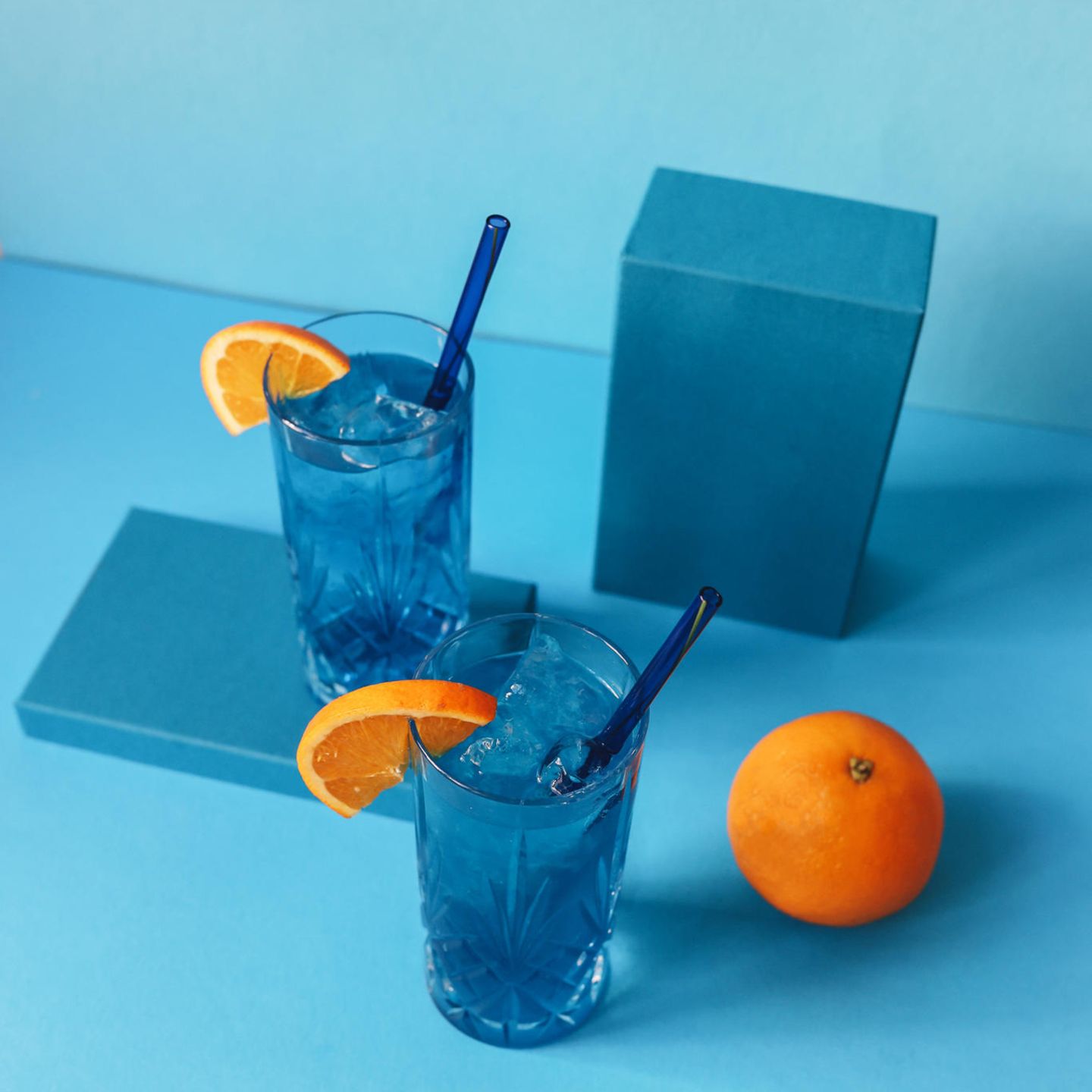 Nichts schreit mehr nach Sommer als bunte Cocktails, die die blaue Farbe des Meeres oder Pools haben. Blue Curacao Liqueur von De Kuyper, 11 Euro.
