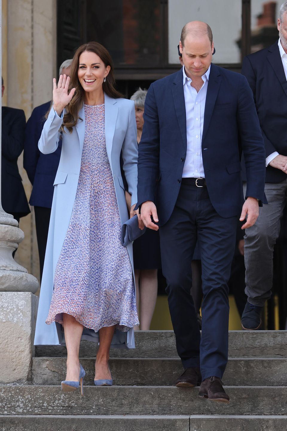Prinz William und Herzogin Catherine besuchen den Cambridge County Day. Passend zum guten Wetter hat sich Kate für ein sommerliches Kleid von LK Bennett London entschieden. Dazu kombiniert sie einen hellblauen Mantel, der leicht tailliert ist und eine etwas dunklere Clutch von Emmy London. 