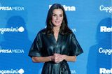 Bei den Retina Eco Awards in Madrid zeigt sich Königin Letizia ungewohnt rockig: Sie trägt ein knielanges, locker geschnittenes Lederkleid mit Gürtel und dazu schwarze geschnürte Lederpumps. Offene Haare und Ohrringe machen den Look komplett. 