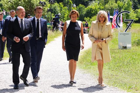 Gemeinsam mit ihrem Ehemann Emmanuel Macron besucht Brigitte Macron das Schloss Elmau bei Garmisch-Partenkirchen im Rahmen des G7-Gipfels. Und auch wenn die Outfit-Wahl der Première Dame auf den ersten Blick stilvoll und stylisch wie immer scheint, ist der helle Mantel wohl nicht die beste Wahl. Am Wochenende waren es in Bayern über 30 Grad. Ob Brigitte darin dann nicht doch etwas warm war?