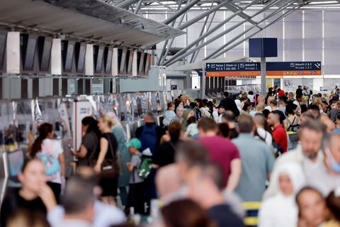 Chaos an den Flughäfen: Können "Gastarbeiter:innen" das Problem lösen?