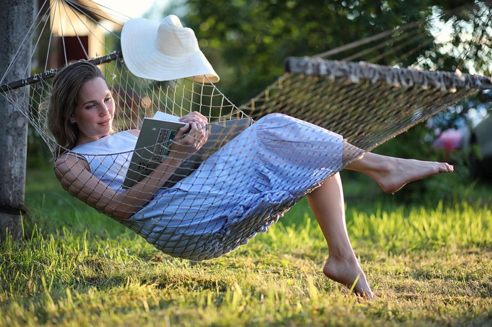Buchtipps Sommer 2022: Frau liest in einer Hängematte