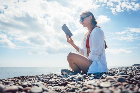 Buchtipps Sommer 2022: Frau liest am Strand