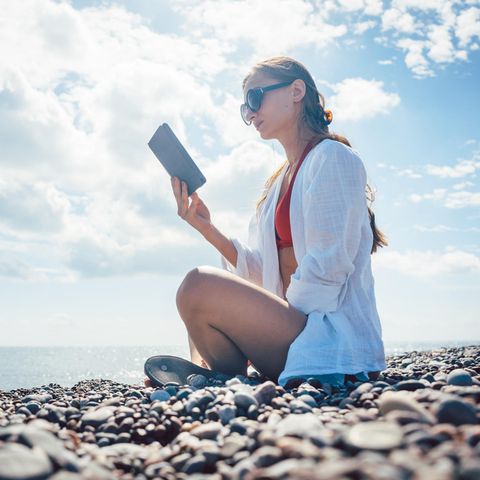 Buchtipps Sommer 2022: Frau liest am Strand
