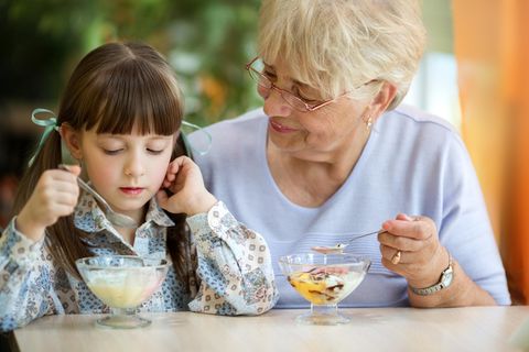 Den Tag versüßen: Oma und Enkelin essen gemeinsam Eis