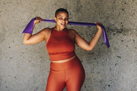 Sportliche Frau mit Band | Recovery Workouts: Wie du mit aktiver Erholung deine Fitness optimierst