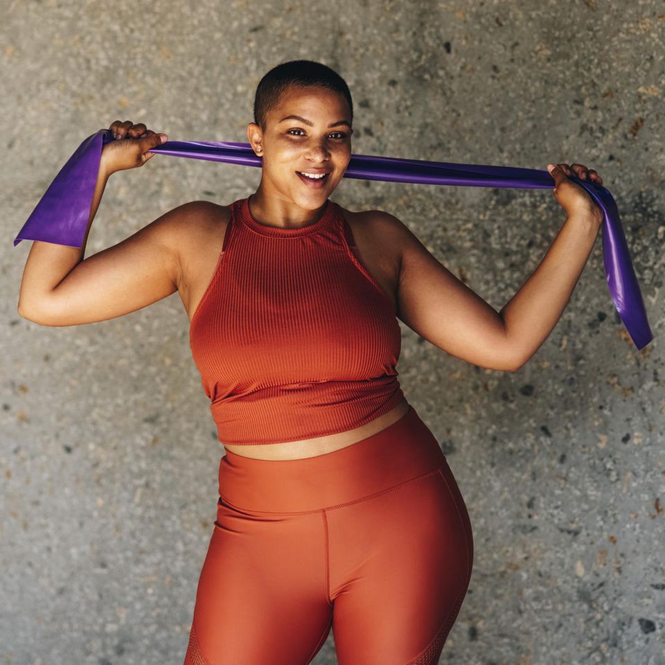 Sportliche Frau mit Band | Recovery Workouts: Wie du mit aktiver Erholung deine Fitness optimierst