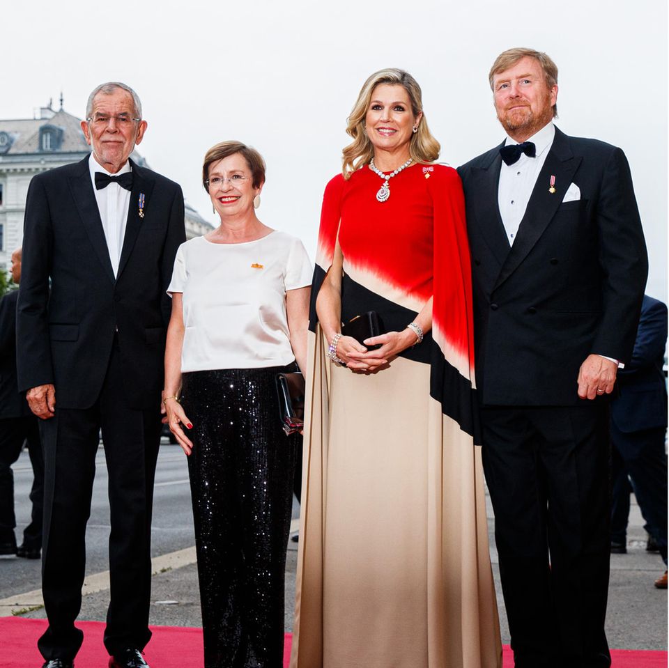 Für das Konzert des Niederländischen Kammerchors in Wien hat sich Königin Máxima wieder einmal selbst übertroffen. Sie trägt ein bodenlanges Kaftan-Kleid von dem niederländischen Designer Jan Taminau, das in den Farben rot, beige und dunkelblau gehalten ist. Mit auffälligem Schmuck und einem glamourösen Haar-Styling macht sie den Look komplett.