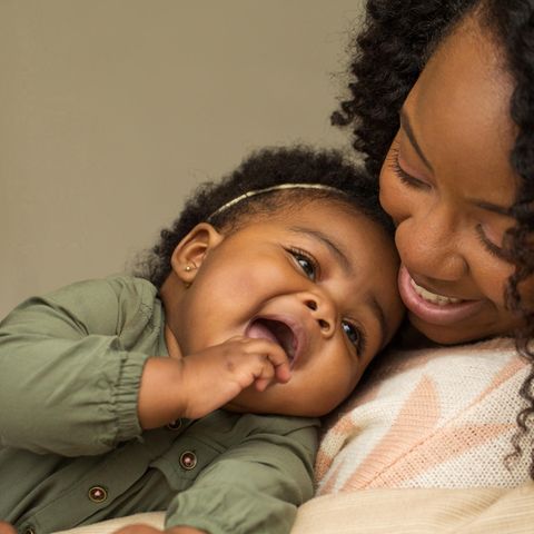 Die Kleinen stärken: Glückliche Eltern mit fröhlichem Baby