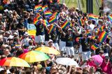 Was für ein buntes Ereignis! Eine der größten LGBTQ+-Veranstaltungen in Europa fand gestern in Köln statt. Mehr als eine Millionen Menschen demonstrierten zum Christopher Street Day (CSD) für die Sichtbarkeit der LGBTQ+ Gemeinschaft, Vielfalt, Toleranz und gegen Hass. Die Menschen trugen bunte Kleidung, schwenkten Pride-Flaggen und brachten eine Menge Freude mit. So wurde ein starkes Zeichen gesetzt, nachdem es jüngst in Oslo eine furchtbare Schießerei in einer queeren Bar gegeben hatte. Das Ereignis war ein großer Erfolg – an der Parade durch die Innenstadt beteiligten sich rund 1,2 Millionen Menschen, circa 180 Fußgruppen und Musikwägen. Seit der Corona Pandemie war es die erste Demonstration zum CSD in Köln.