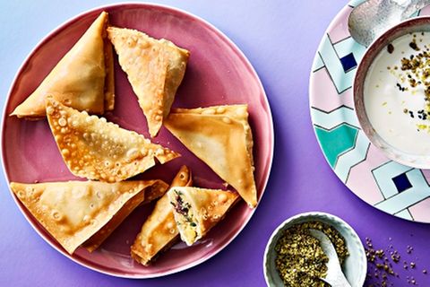 Samosas mit Hummus und Berberitzen