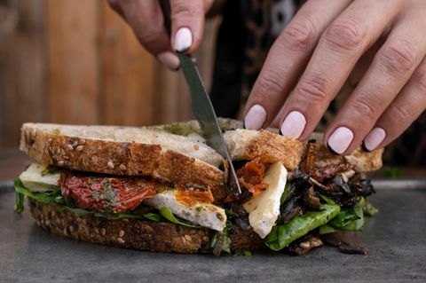 Blitzrezept: Knackiges Sandwich mit Salat, getrockneten Tomaten und Käse