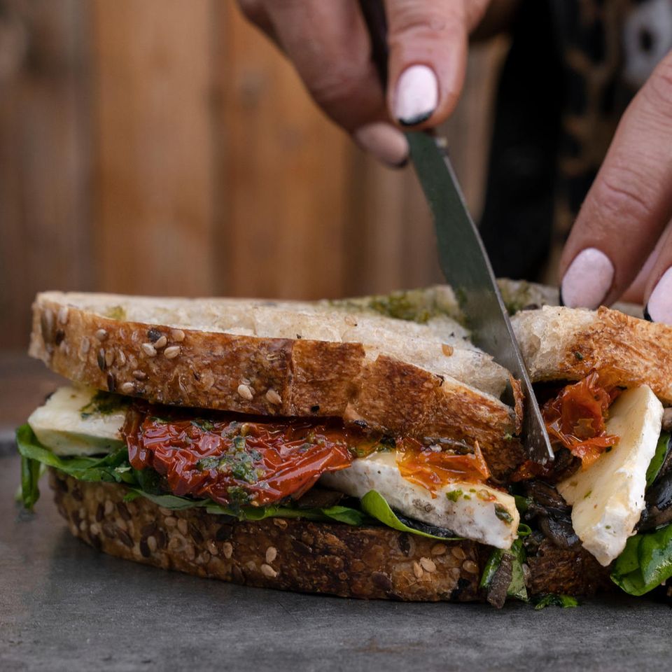 Blitzrezept: Knackiges Sandwich mit Salat, getrockneten Tomaten und Käse