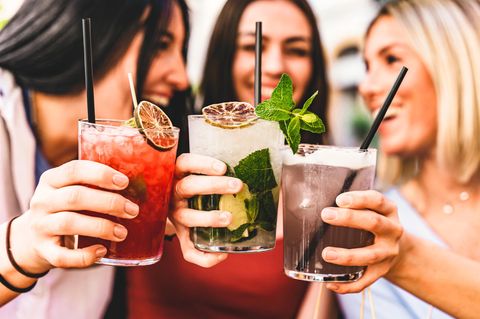 Weingläser am Strand: Was dein Lieblingsdrink über deine Persönlichkeit verrät