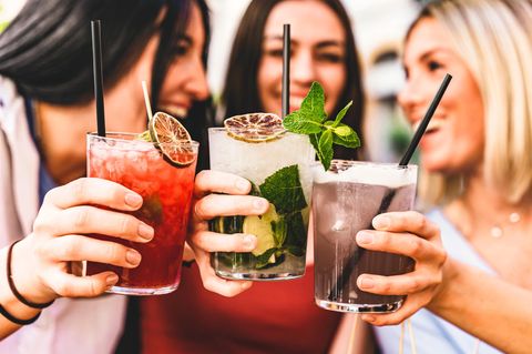 Freundinnen stoßen mit Cocktails an: Was dein Lieblingsdrink über deine Persönlichkeit verrät