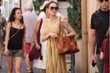 Angelina Jolie urlaubt derzeit mit ihren Kids in Rom – und sieht dabei einmal mehr superelegant und stylisch aus. Das Outfit, das sie trägt, ist gleich in mehrfacher Hinsicht praktisch. Es ist luftig und dennoch sehr chic. Was auf den ersten Blick wie ein Maxikleid aussieht, ist eigentlich eine Hosen-Oberteil-Kombi. Den Glam-Faktor verpasst Angie ihrem Style mit XXL-Shades. Plateau-Sandalen mit Absatz aus Bast sind so bequem, dass darauf problemlos die Stadt zu Fuß erkundet werden kann. In den großen Shopper aus cognacfarbenem Leder passen alle Utensilien rein, und sogar kleine Mitbringsel können perfekt darin verstaut werden.