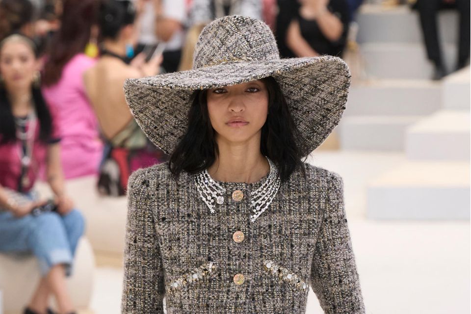 Tweed Hut von Chanel während der Fashion Week in Paris 2022