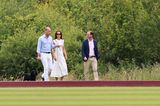 Prinz William und Herzogin Catherine sind zu Gast beim Royal Charity Polo Cup 2022 im britischen Egham. Kate zeigt sich dabei in einem coolen Look. Das Midikleid in 3/4-Länge ist mit einem schwarzen Streifenmuster versehen, betont die durchtrainierten Arme der Dreifachmama. Dazu trägt Kate zunächst eine coole schwarze Sonnenbrille, die sie später aber ablegt.