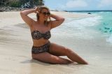 So sieht pure Lebenslust aus! Angelina Kirsch träumt sich mit diesem wunderschönen Urlaubsfoto an den Strand. Doch hat sie ein Problem: Sie kann sie nicht für einen Bikini entscheiden. Wir finden, der Leo-Look sollte auf jeden Fall mit!