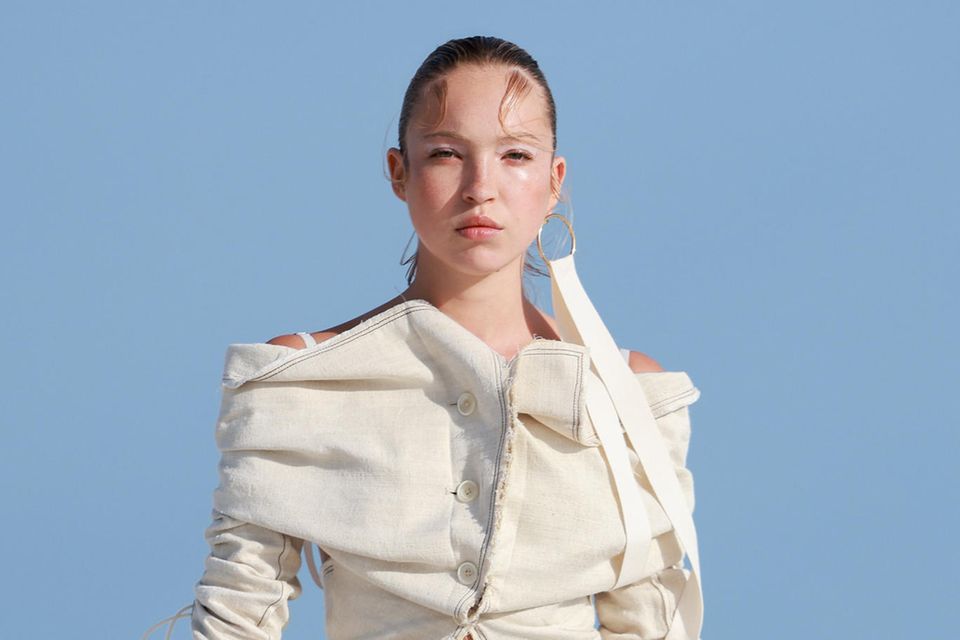 Der französische Designer Simone Porte Jacquemus steht für junge, Pariser Fashion und setzt auch in seiner aktuellen Herbstkollektion 2022 "Le Papier" auf Naturtöne.
