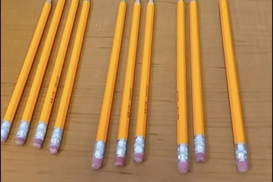 Bleistifte liegen auf einem Tisch.