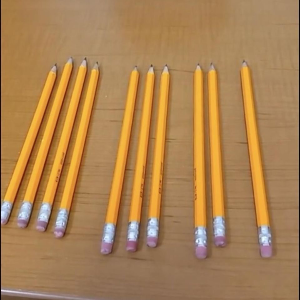 Bleistifte liegen auf einem Tisch.