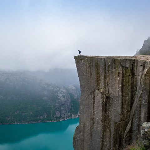 Swolke Karberg: eine Person steht hoch oben über einem Fjord