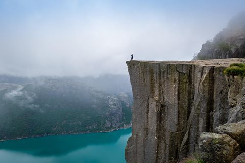 Swolke Karberg: eine Person steht hoch oben über einem Fjord
