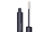 Ich liebe buschige Augenbrauen à la Cara Delevingne, bin jedoch nicht mit vollen Brauen gesegnet. Aus diesem Grund habe ich mir das Brow & Lash Gel von Dr. Hauschka besorgt. Das hat für mich drei entscheidende Vorteile im Gegensatz zu anderen Brow-Gels: Zum einen ist es durchsichtig, weshalb man es großzügig auftragen kann und keine Angst vor unschönen Flecken haben muss. Die Inhaltsstoffe wie Neemblätter und Augentrost pflegen die Wimpern und Augenbrauen und last but not least kann der Halt überzeugen. Mit etwas Augenbrauenstift und dem Brow-Gel klappt es jetzt auch bei mir mit der markanten Augenpartie. Brow & Lash Gel von Dr. Hauschka, ca. 16 Euro.   Ilka, Mode- und Beauty-Redakteurin