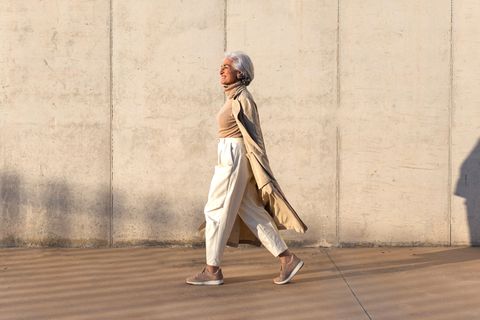 Nachhaltige Modelabels: Laufende Frau mit beiger Kleidung